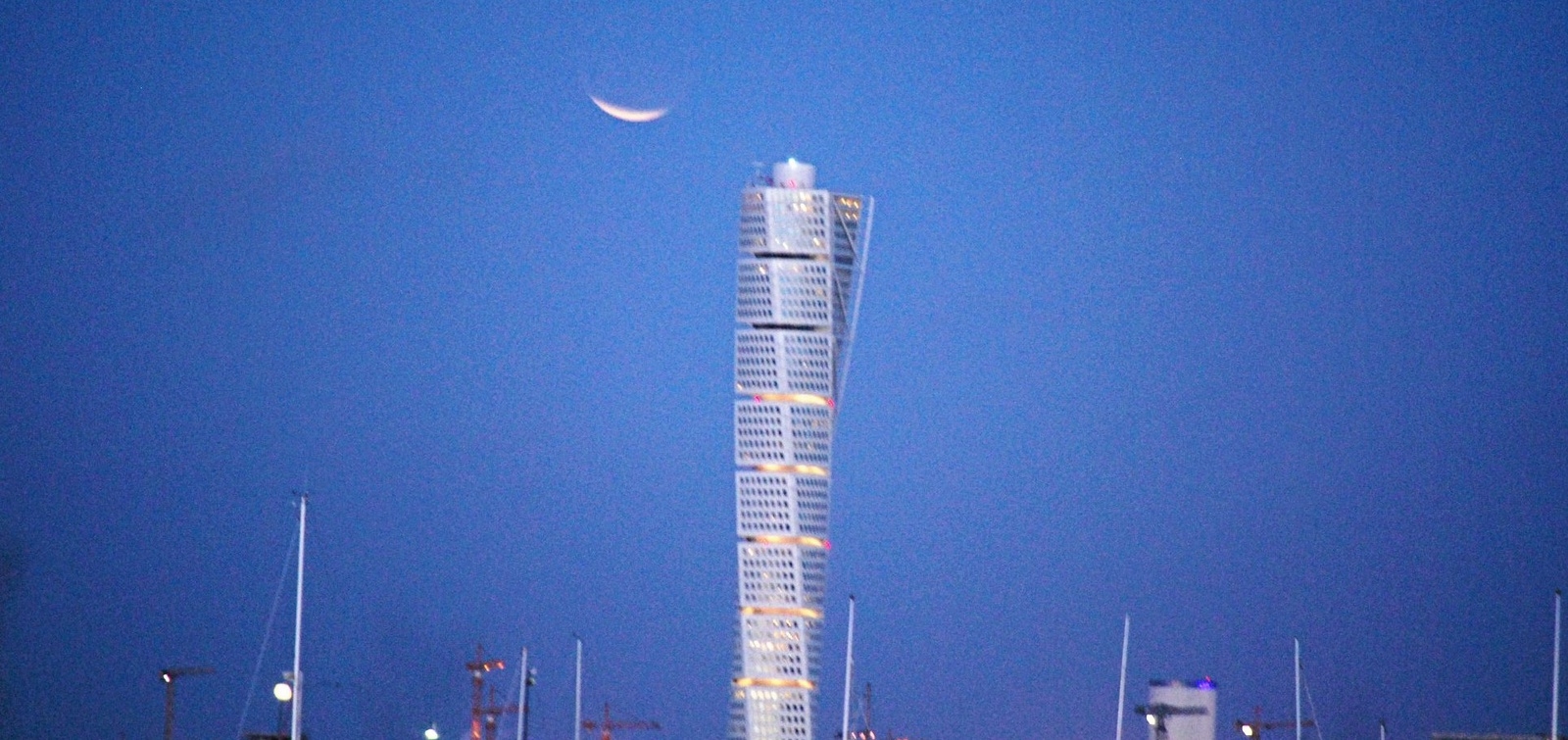 En nästan helt förmörkad måne går upp över Malmö vid en tidigare förmörkelse.  Foto: Per Anderberg