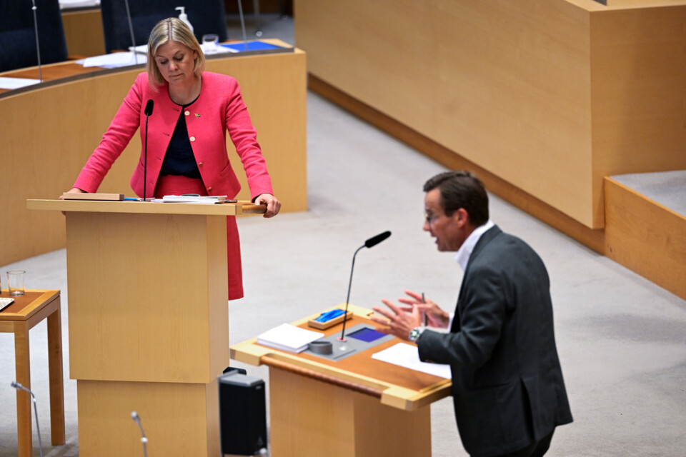 Magdalena Andersson (S) debatterar med Moderaternas partiledare Ulf Kristersson (M) i riksdagen. Arkivbild.