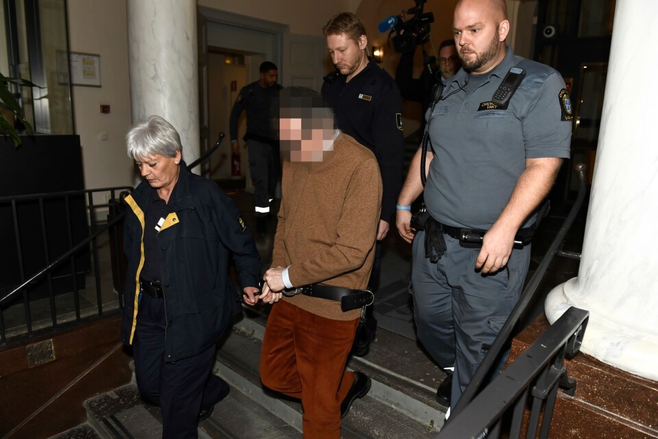 Kulturprofilen anländer till rättegången i Svea hovrätt. Han fälldes för våldtäkt i Stockholms tingsrätt, men överklagade fängelsedomen.