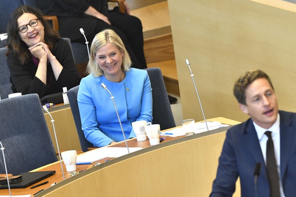 Utbildningsminister Anna Ekström (S) och finansminister Magdalena Andersson (S) lyssnar på Centerpartiets ekonomiskpolitiske talesperson Emil Källström under budgetdebatten i riksdagen.