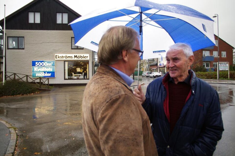 Kommunalrådet Arne Karlsson (M) och möbelhandlare Artur Ekström till höger när de träffades vid ett tidigare tillfälle framför möbelaffären.