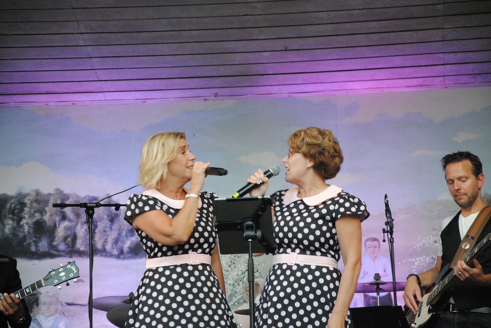 Katarina Johansson och Gunilla Grimmer sjöng i kören men framförde även gamla hits. FOTO: SUSANNE GÄRE
