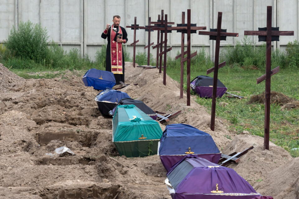 Oidentifierade kroppar av civila som hittats i en massgrav i Butja, en förort till Ukrainas huvudstad Kiev. Arkivbild från den 11 augusti.