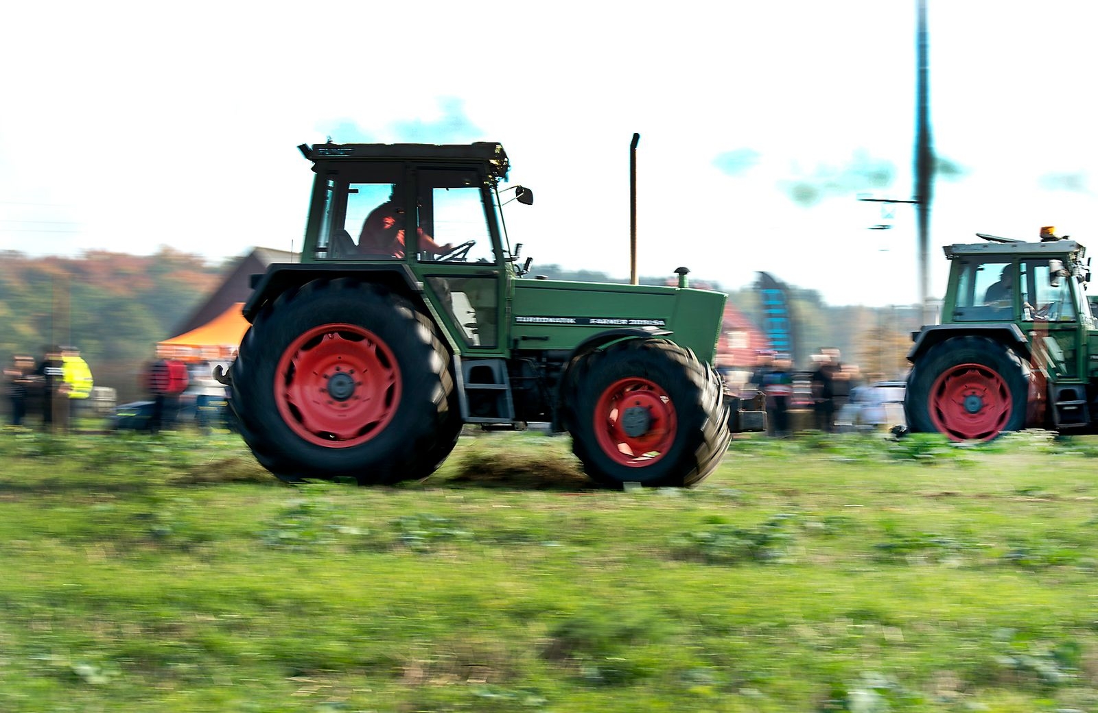 En av av de två mindre traktorerna av märket Fendt.