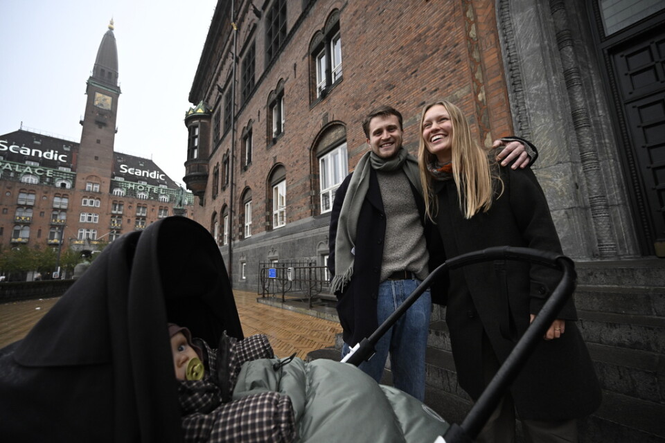 Nyblivna föräldrarna Marie Brostrøm och Thomas Bugge har precis röstat i Köpenhamns rådhus. Thomas bestämde sig först i valbåset.