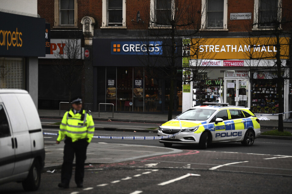 Polis på Streatham High Road i södra London sedan en man knivhuggit flera personer och sedan skjutits till döds av polis.