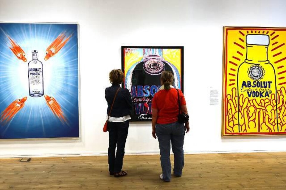 "Face it!" är en storsatsning av Kristianstads konsthall, och efter vernissagen förra helgen kommer utställningen att visas till slutet av oktober. Här ses tre av de allra första konstverken, med Andy Warhol i mitten.