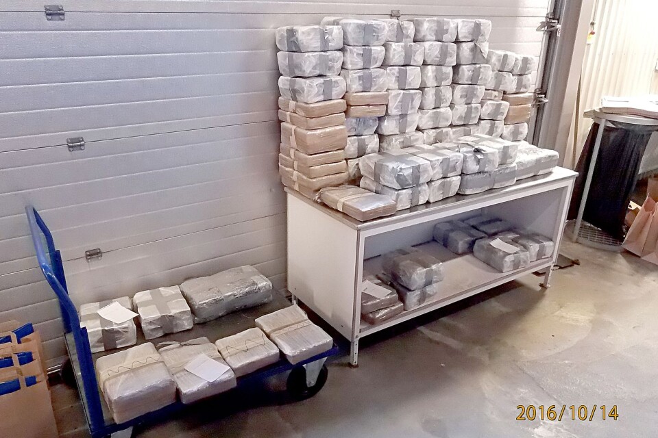 Den 13 oktober 2016 genomsökte Tullverket i Karlskrona en lastbil som kom med färjan från Polen. Där hittades hela 355 kilo cannabisharts. Tillslaget var en del av ett stort kriminellt nätverk som totalt smugglat fyra ton narkotika som Polis och Tullverket nu har stoppat.