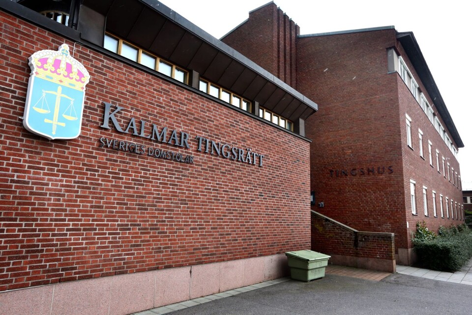 En 35-årig kvinna åtalas vid Kalmar tingsrätt misstänkt för olaga hot sedan hon uttryckt dödshot i ett meddelandet på telefonsvarare.