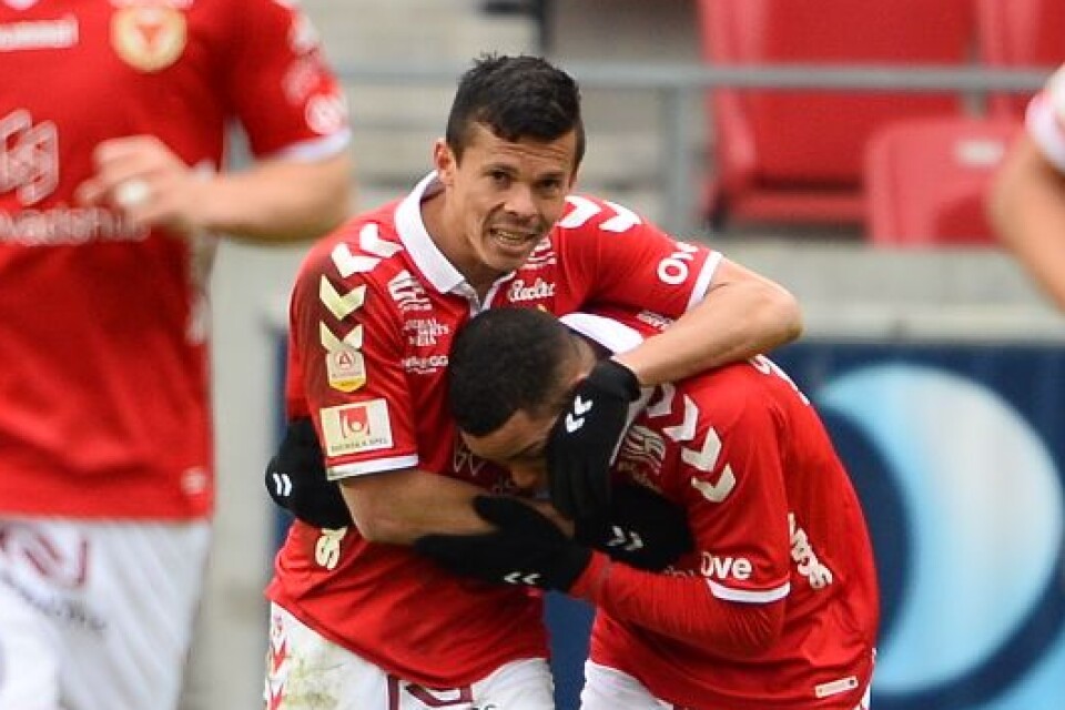 Kalmar FF:s Romário gratuleras efter 1–1-målet i vårmötet mellan lagen.