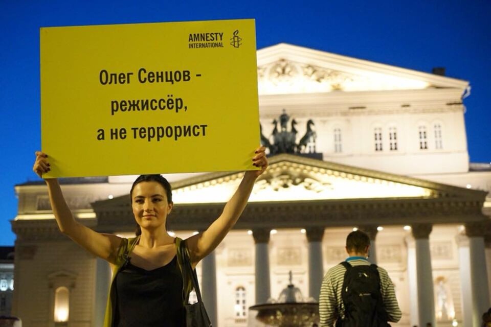 Författaren Alisa Ganijeva genomför enmansdemonstrationer för Oleg Sentsovs sak, här framför Bolsjojteatern i Moskva i lördags. På skylten står det: ”Oleg Sentsov är regissör, inte terrorist.”