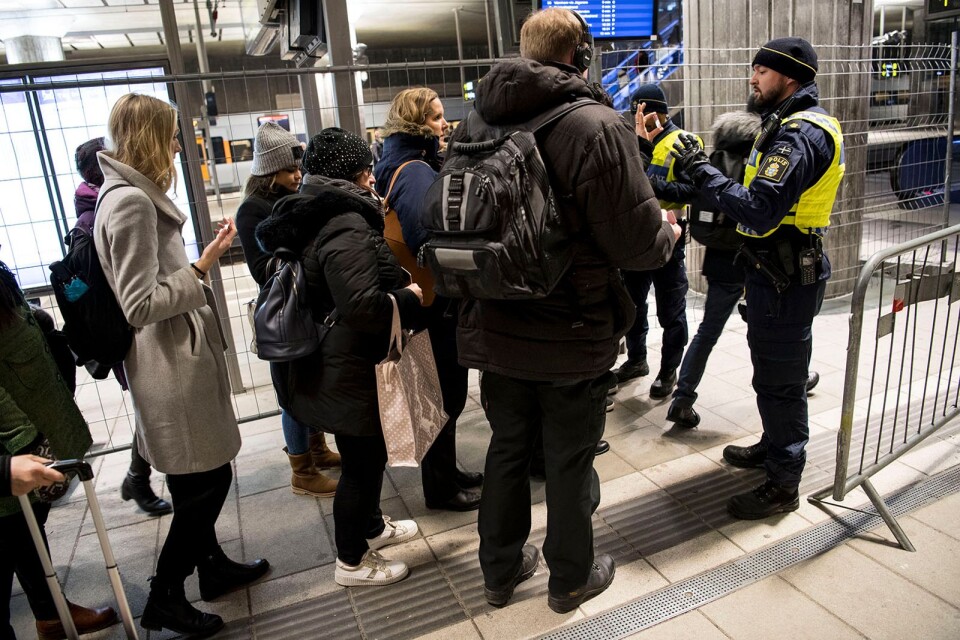 Polis och passkontrollanter på plats vid Hyllie station, första stoppet på tågresan från Köpenhamn. Nu inför Danmark gränskontroller för resande till Sverige. De blir dock av mindre omfattning är de som Sverige införde hösten 2015.