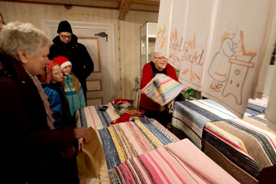 Kerstin Andersson, Älghult, säljer bakdukar åt hembygdsföreningen och trasmattor åt sig själv. Det blir många på ett år. – Jag gör av med 100 meter varp, berättar hon.