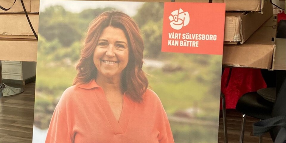 Nyuppackad affisch på socialdemokraternas Birgit Birgersson Brorson som går till val på att stärka välfärden i Sölvesborg - men lovar också att prioritera.