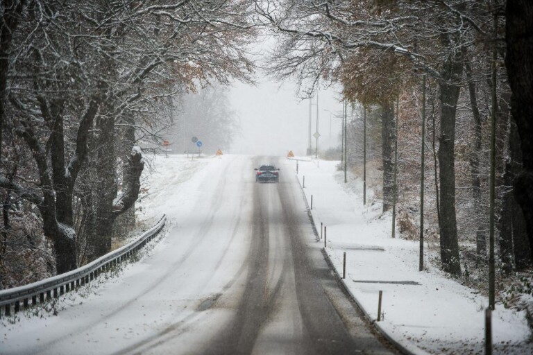 Snöturister stör i byn – här vill alla sladda med sina bilar
