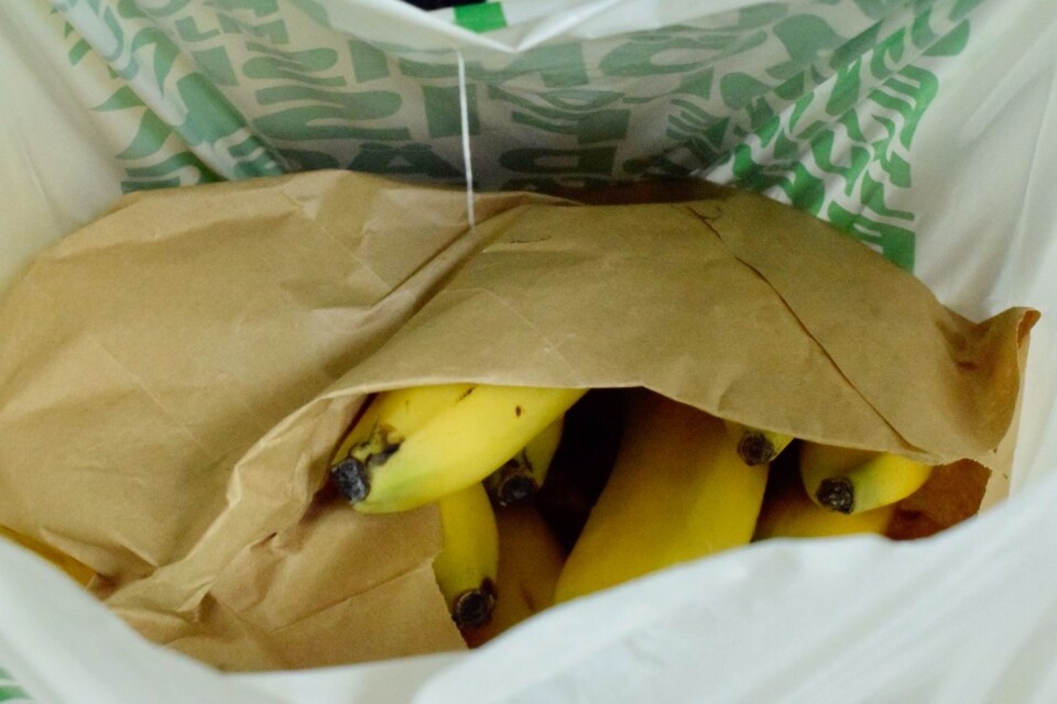 Bananer och olja köpte David Binako. ”Det är det som är billigt”.