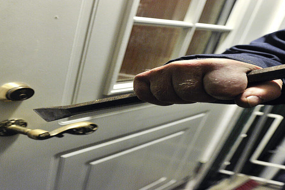 En 84-årig kvinna i Västervik låg i sängen när hon upptäckte att en man brutit sig in i hennes lägenhet. Arkivbild.