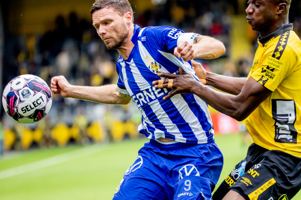 Marcus Berg i IFK Göteborg håller undan för Maudo Lamine Jarjue, mittback i Elfsborg. Men Elfsborg vann med 3–1, och Berg var mycket besviken efteråt.