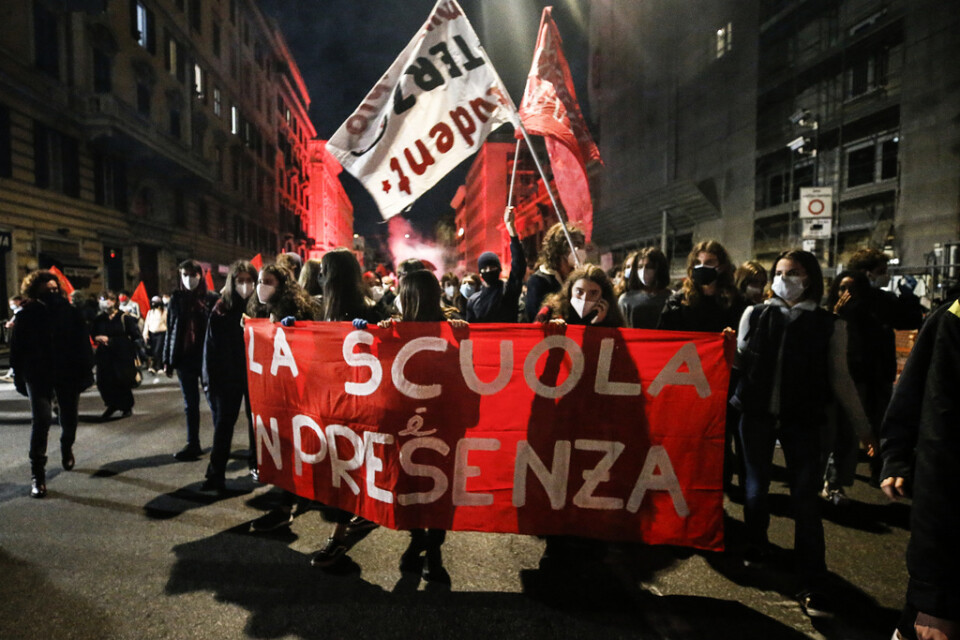 "För att gå i skolan krävs närvaro" står det på en banderoll under en demonstration i Rom mot distansundervisning. Arkivbild.