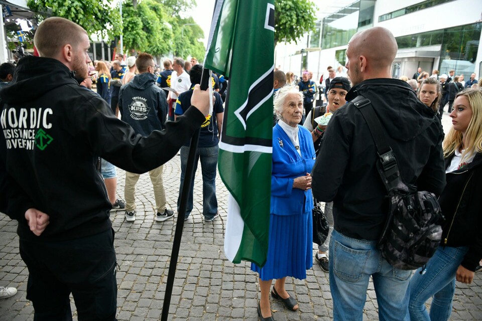 En äldre dam försökte resonera med en man som deltog i nazistiska Nordiska motståndsrörelsens aktion i Visby under Almedalenveckan.