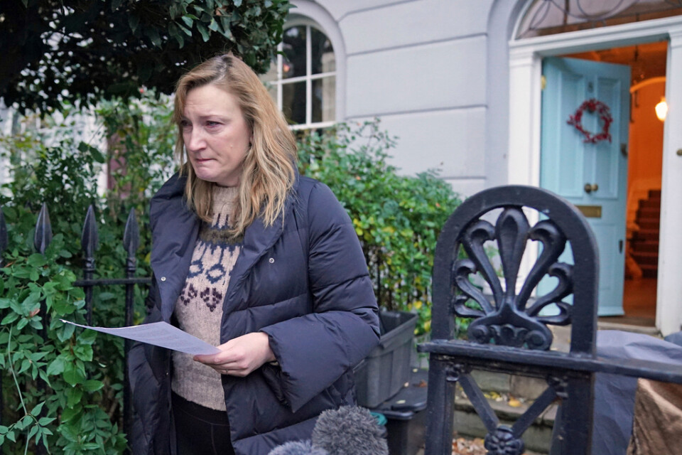 Allegra Stratton, rådgivare till Storbritanniens premiärminister Boris Johnson, brast i gråt när hon på onsdagen meddelade sin avgång efter att att en video läckt om olämpligt uppförande under en sammankomst i samband med jul förra året.