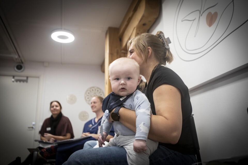 Valter, sju månader, följer med mamma Julia Andersson Thysell till Trygghetscirkeln. I bakgrunden socialrådgivaren Emma Edvardsson och barnsjuksköterskan Lotta Wiborn som håller i föräldrautbildningen.