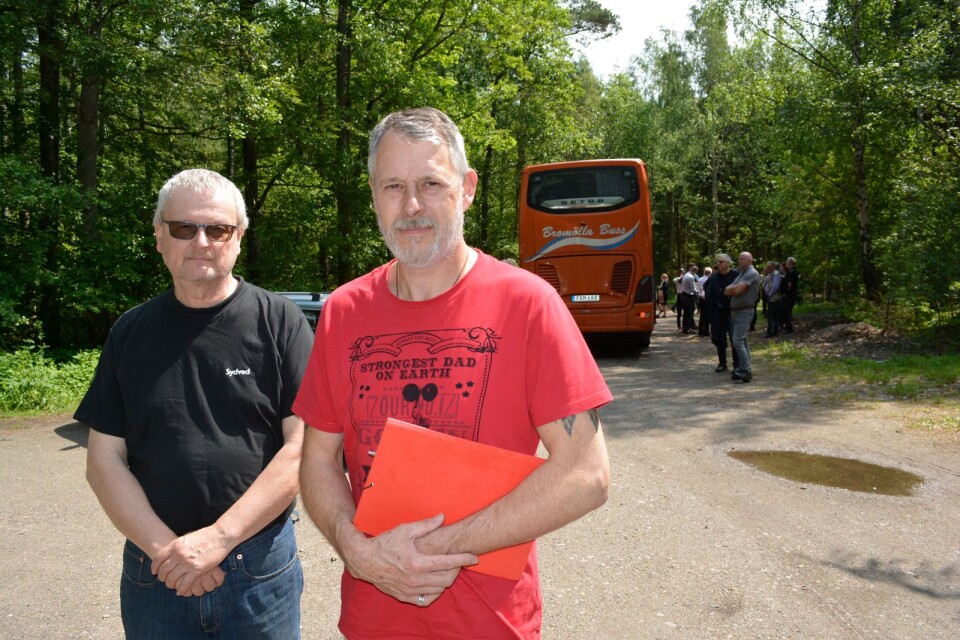 Naturskyddsföreningens Sven-Arne Persson och Anders Lindoff vid Edre ström under tisdagens syn. I bakgrunden syns en busslast med inblandade aktörer i förhandlingen.
