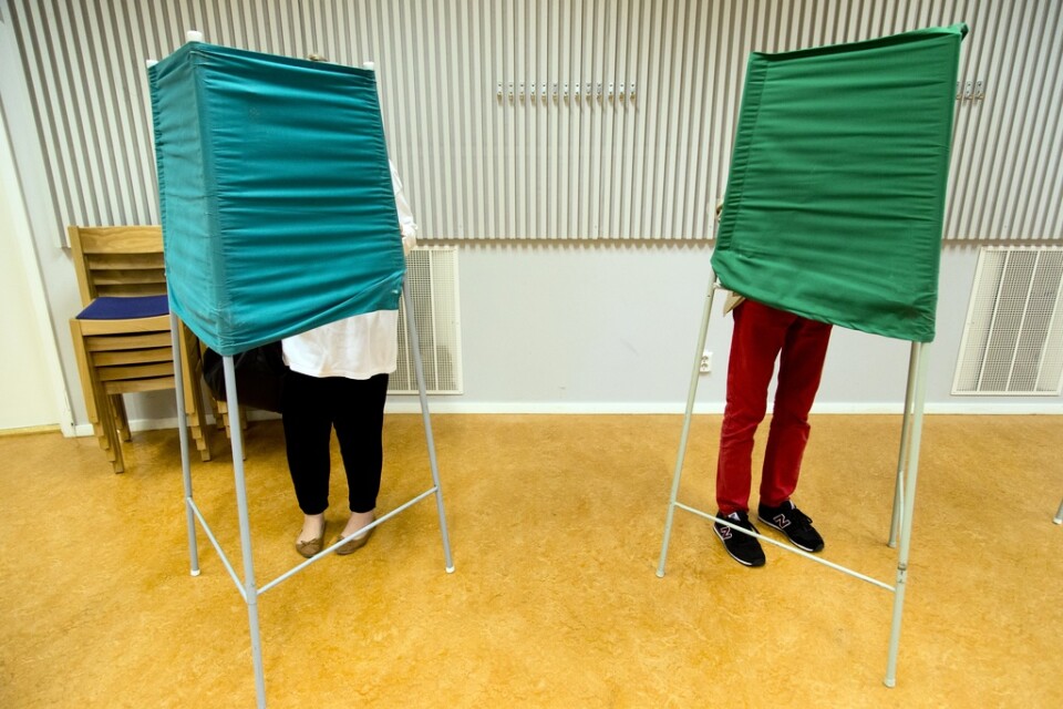 Valsedlarna i årets val är placerade bakom en skärm. Arkivbild.