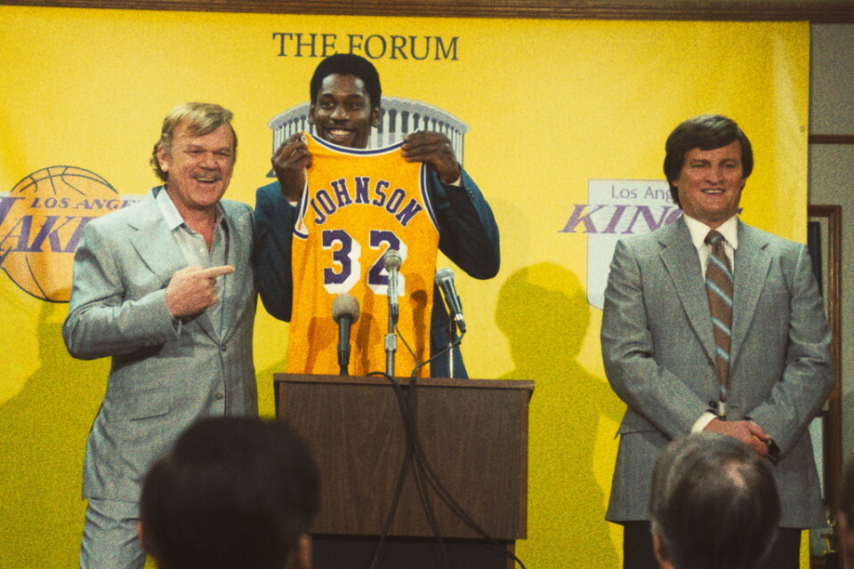 John C Reilly, som Lakers-managern Jerry Buss, och Quincy Isaiah, som Magic Johnson, i "Winning time". Pressbild.
