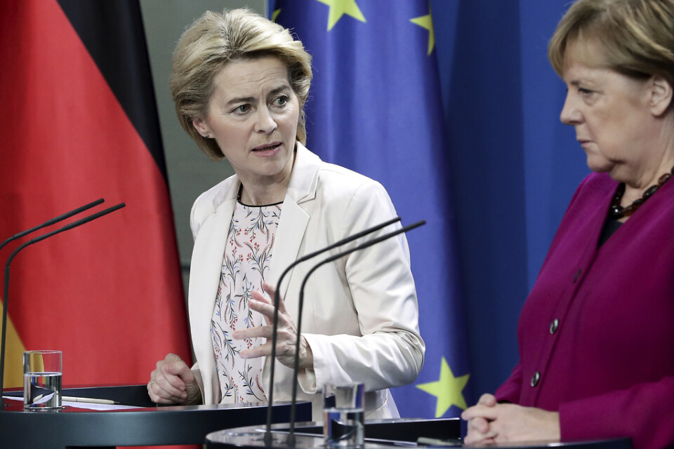 EU:s tillträdande kommissionsordförande Ursula von der Leyen (till vänster) tillsammans med Tysklands förbundskansler Angela Merkel. Arkivfoto.
