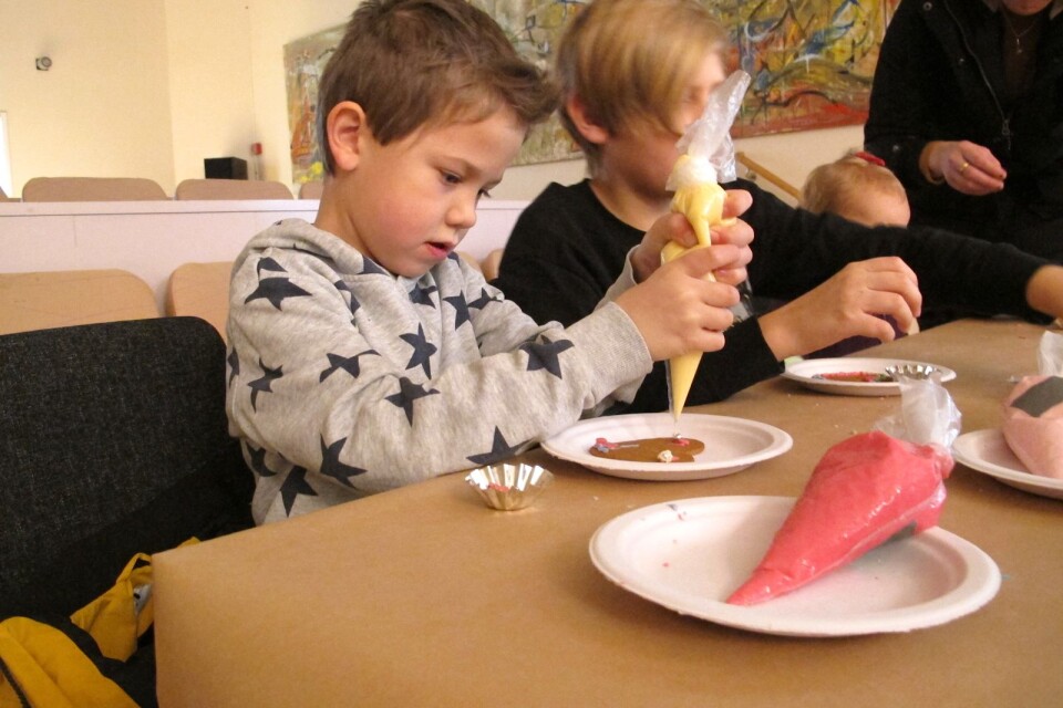 Malte och hans bror Nils dekorerade pepparkakor som de skulle ge till sin mormor.