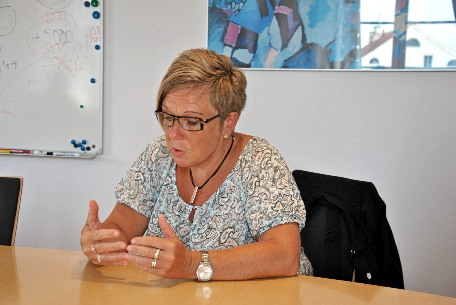 Broby 2016-05-31. Annika Karlsson från Socialdemokraterna i riksdagen besöker Magnus Nilsson från Kristdemokraterna i Broby.