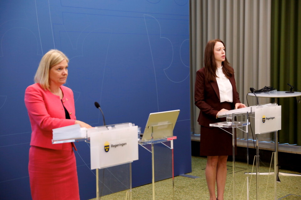 Finansminister Magdalena Andersson (S) och och biträdande finansminister Åsa Lindhagen (MP) presenterar budgetnyheter under en pressträff i Rosenbad.