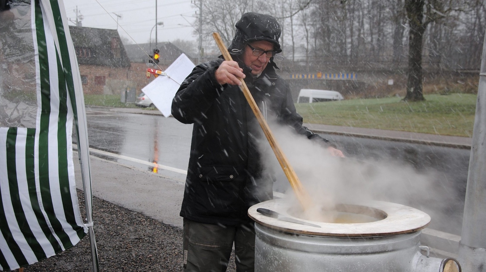 Rolf Runtzow fick koka ärtsoppa mitt i snöandet. Han var mest orolig för att vädret skulle blåsa bort besökarna. Foto: Linnea Nybogård