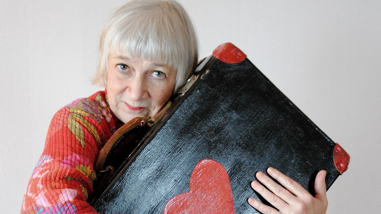 Den svarta väskan med det röda hjärtat har hängt med Viveka Olofsson och hennes clownjag i många år.8Foto: Håkan Jacobsson