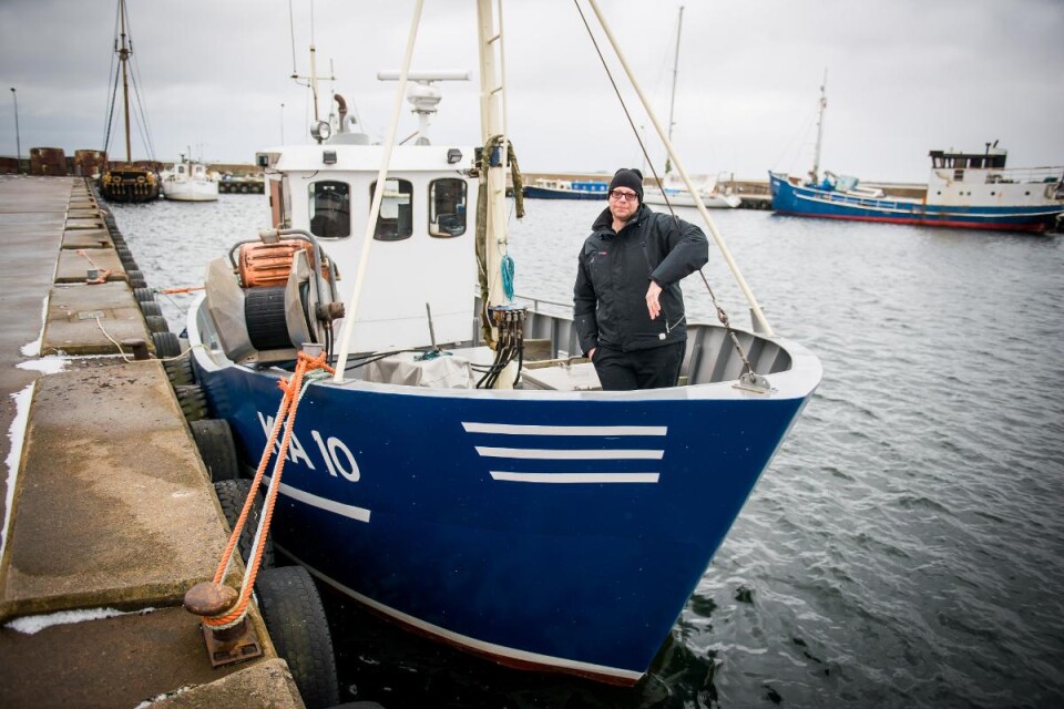 Roger Fredriksson på Sturkö har varit yrkesfiskare i 22 år. När han sålde sin trålare och i stället köpte en mindre båt, som komplement till fiskebåten Porjus på bilden, för att fiska inomskärs tog det stopp hos Havs- och vattenmyndigheten. Foto: Patric Söderström