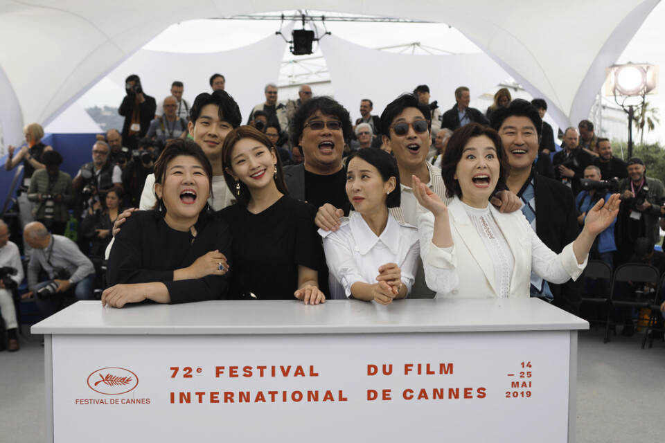 Choi Woo-Shik, regissören Bong Joon-Ho, Lee Sun Gyun, Kang-Ho Song, Lee Jung-Eun, Park So-Dam, Cho Yeo-Jeong och Chang Hyae-Jin på filmfestivalen i Cannes där "Parasit" tävlade – och vann Guldpalmen. Arkivbild.