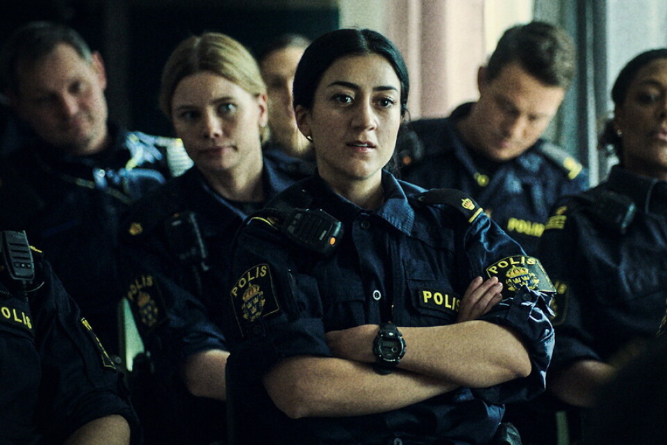 Gizem Erdogan som polisen Leah i SVT-dramat "Tunna blå linjen". Cilla Jackert har fått mycket beröm för manuset till tv-serien. Pressbild.