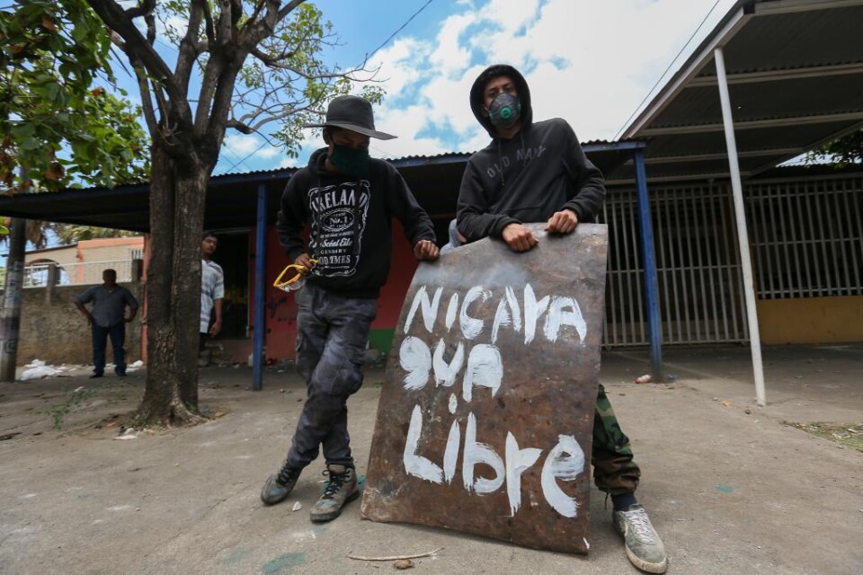 Ett nytt pensionssystem, som utlöst dödliga protester, dras tillbaka. Det säger Nicaraguas president Daniel Ortega i ett tv-tal. Enligt olika uppgifter har upp till ungefär 25 personer dödats i oroligheterna kring lagförslaget. Liksom många andra länder