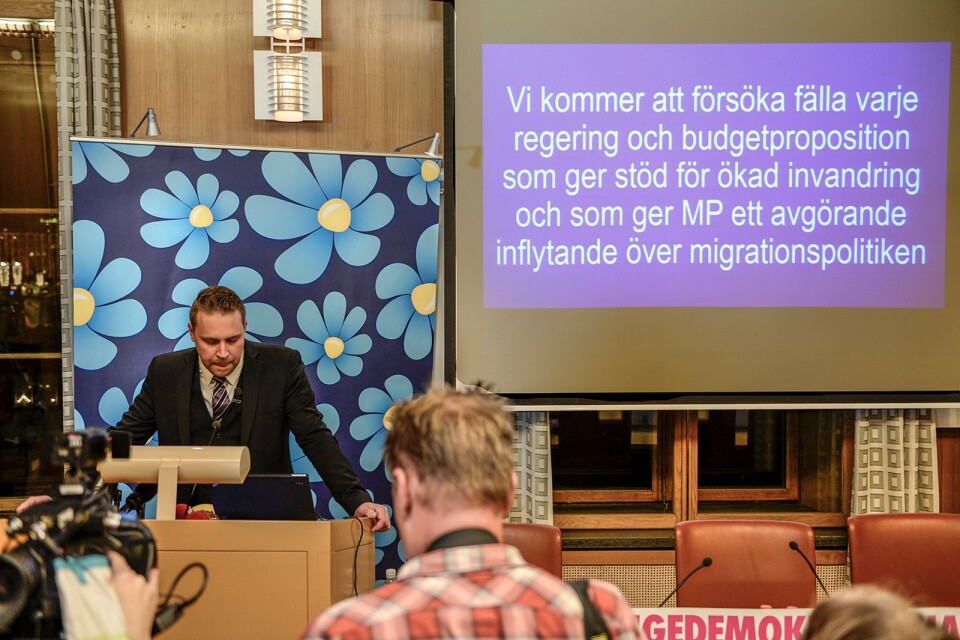 2 december 2014 hölls den beramade presskonferensen där SD:s vikarierande partiledare Mattias Karlsson gav besked om hur de skulle rösta om statsbudgeten – och lät meddela hotet i invandringsfrågan.