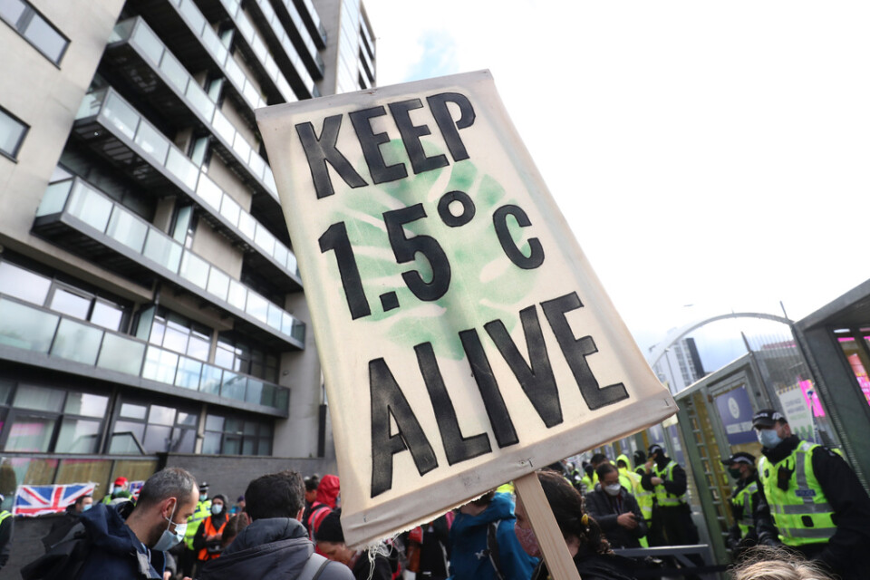 "Håll 1,5 grader vid liv" står det på en skylt som syftar på Parisavtalets temperaturmål, under en demonstration utanför FN:S klimattoppmöte i Glasgow 2021.