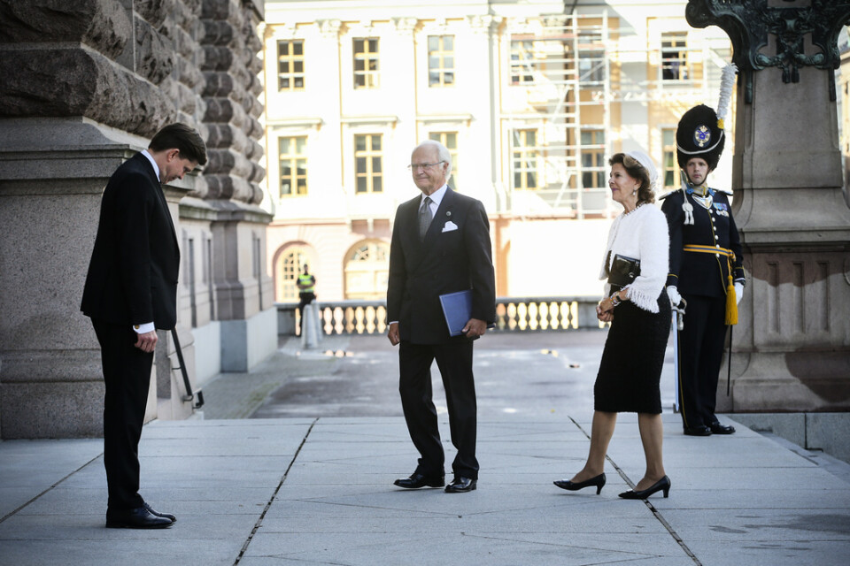 Kung Carl Gustaf och drottning Silvia tas emot av talman Andreas Norlén vid ankomsten till riksmötets öppnande.