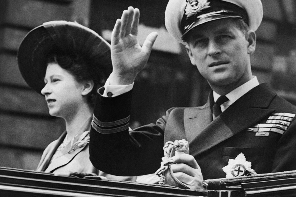 Hertigen av Edinburgh bredvid dåvarande prinsessan Elizabeth i en landå på Fleet Street i London den 8 juni 1948. Han fyllde två dagar senare 27 år.