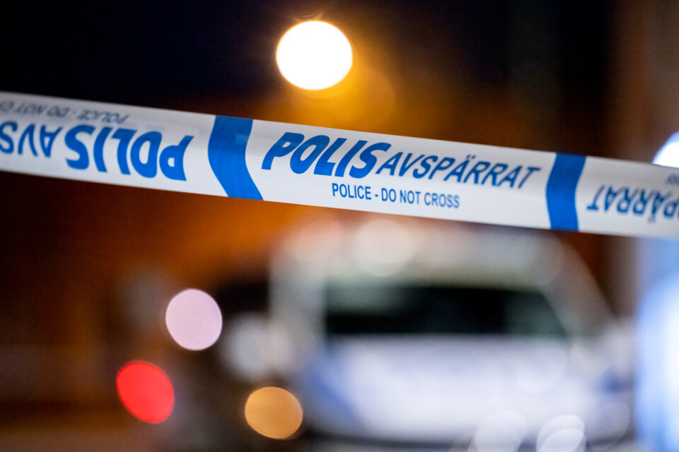 En man hittades svårt skadad utanför en butik i Nossebro igår kväll. Arkivbild.