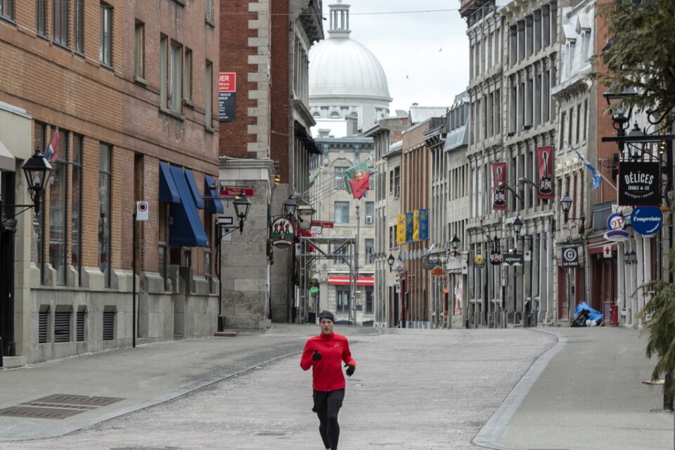 En joggare i ett folktomt Montréal. Arkivbild.