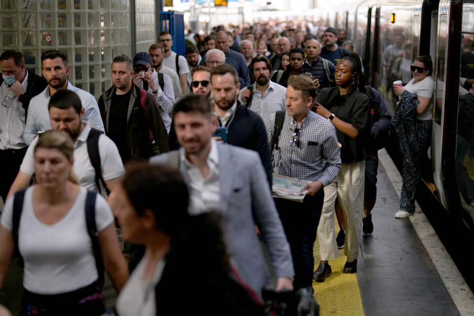 Resenärer går av ett av få tåg som anlände till stationen Waterloo i London under tisdagen. Strejken inom tågtrafiken är den största i Storbritannien på 30 år.