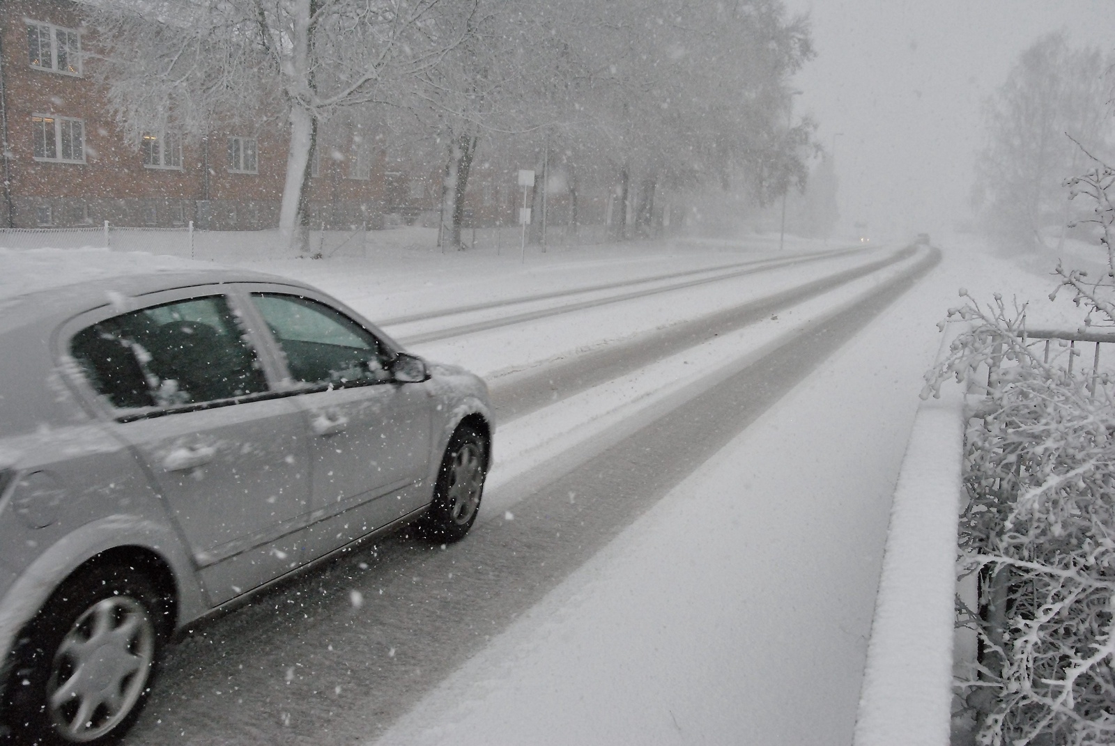I centrala Hässleholm blev vägarna snabbt svårframkomliga på grund av det rika snöfallet. Men de flesta bilisterna tycktes ta det lite extra lugnt på stadens gator. Värre var det på de stora vägarna.Foto: Hans Bryngelson