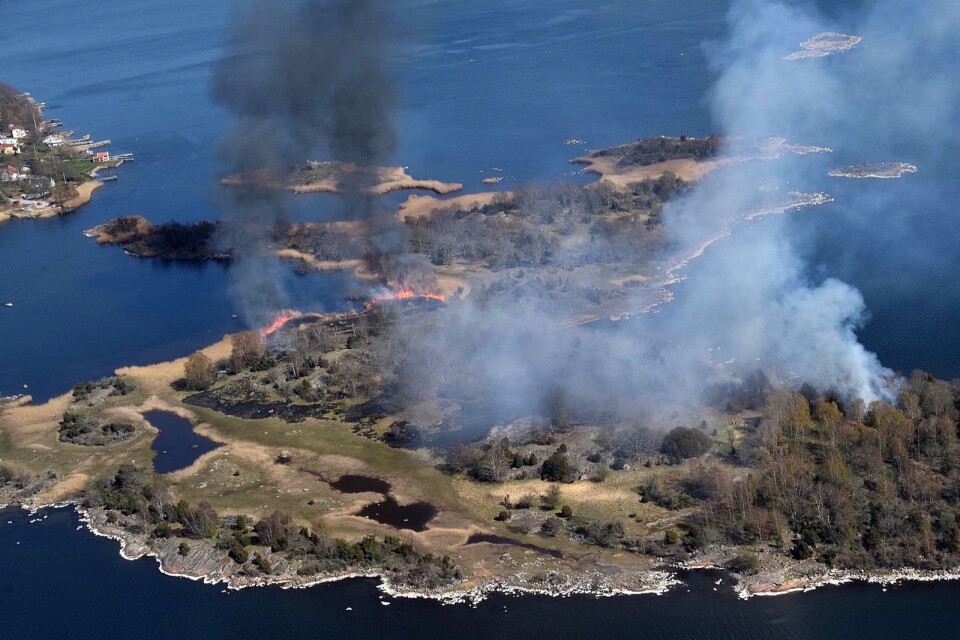 Branden på ön sedd från ovan.