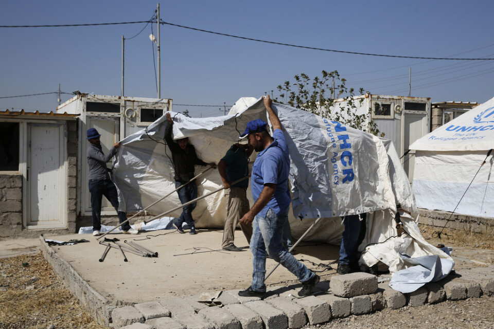 Hjälparbetare i irakiska staden Mosul förbereder tält och förnödenheter inför det stundande mottagandet av syriska flyktingar som korsat gränsen in till Irak till följd av Turkiets invasion av kurdiskdominerade områden.