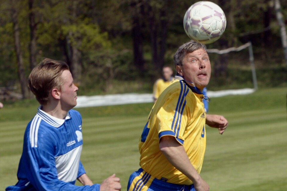 Lars Ohly i blågult när svenska riksdagsledamöter spöade sina finska motsvarigheter med 5-0.  Året var 2004.